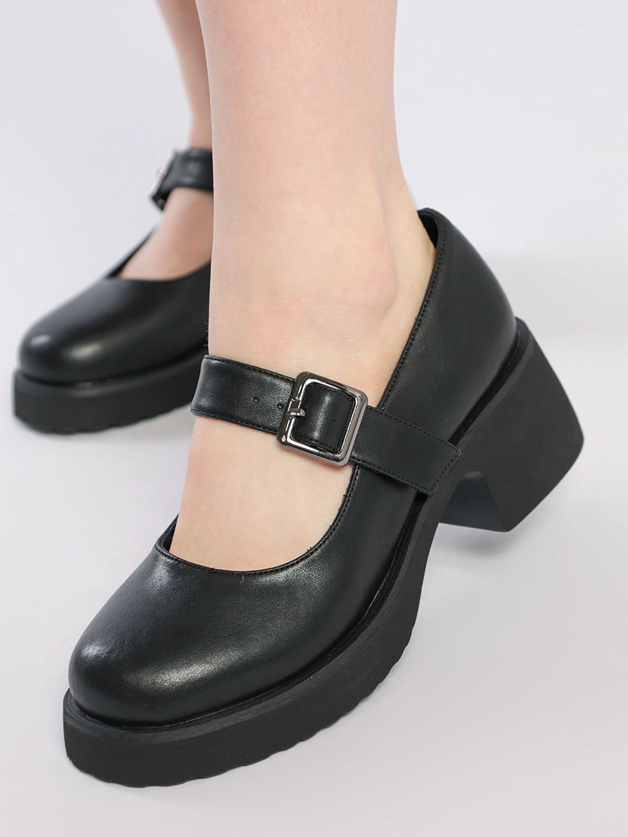 Туфли черного цвета на широком каблуке